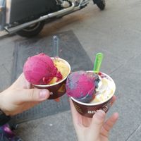 Izquierda sorbete de frambuesa y sorbete de mango. Derecha, cheesecake con sorbete de mango y sorbete de frambuesa con vainilla negra. at Las Delicias de San Antonio in Toledo