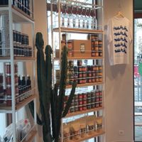 Store with herbs, drinks, coffeebeans, pickled vegetables,... at HUMM Deli in Antwerpen