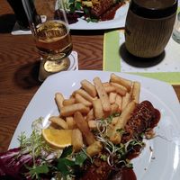 Die Mühlencurrywurst ist auf Wunsch auch in vegan zu haben und hat uns überzeugt. Sehr lecker und die Pommes dazu auch sehr lecker. 😋 at Neumarkt Mühle in Osnabrueck