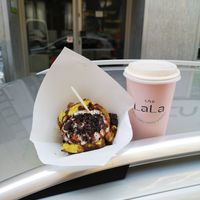 Pumpkin spice cinnamon roll with chai ice-cream, oreos and chocolate sauce at Veganista Ice Cream I in Vienna