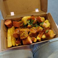 Von innen - curryvurst mit fries - ~9,80€ at Frittenwerk - Hauptbahnhof in Hannover