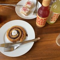 Kanelsnegl og hindbærsnitte  at V Sorte Hest in Copenhagen