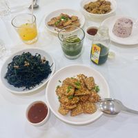 Tempeh, grüne Teeblätter mit Speck (vegan), ein Curry und spannende Säfte  at So Vegan - Lotus Ladprao in Bangkok