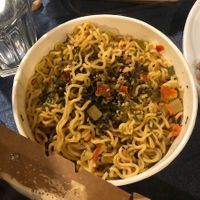 Noodles con salsa cremosa. Muy buenos y sabrosos. Los encontramos un poco sobre cocinados pero creemos que es debido a que los pedimos para llevar.  at Shlen - Salamanca in Madrid