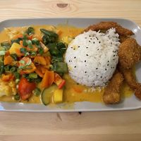 Spicy Mango Curry mit vegan Chicken Panko-Stylee  at Konvini in Cologne
