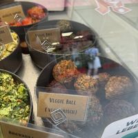 Veggie Balls in vegan und vegetarisch, für auf dem Warp, der Pita oder einfach als Topping zum Salat  at Nosh Deli & Café in Cologne