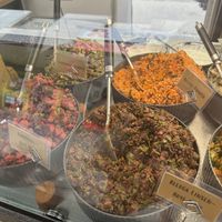 Täglich frische Salate (alle vegan)  at Nosh Deli & Café in Cologne