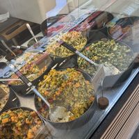 Täglich frische Salate (alle vegan)  at Nosh Deli & Café in Cologne