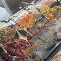 Täglich frische Salate (alle vegan) mit veganen soßen   at Nosh Deli & Café in Cologne