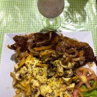 Jugo con seitan, vegetales, queso de soja y ensalada! at Prashanti Restaurante y Tienda Naturalista in Neiva