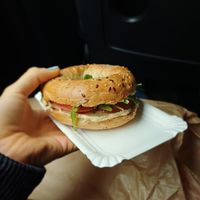Veganer Hummusbagel mit Rucola und Tomate. at Oma Erika - 1925 in Dusseldorf