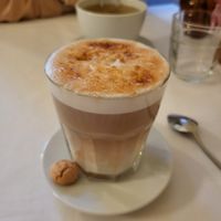 Kaffee Creme Brulee mit Hafermilch at Hourflower Café in Leipzig