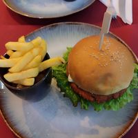 Burguer y patatas at Jonatsfood in Ourense