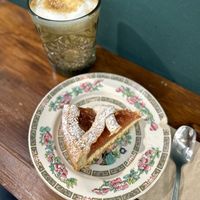 Kuchen mit Blutorange und Iced Latte mit Sojamilch. Köstlich!   at Taybo Bagels & Coffee in Malaga