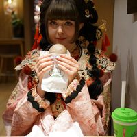 Enjoying sesame bun :D at Songyuelou in Shanghai