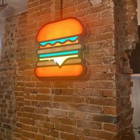 Hier gibt’s Burger und Pommes in verschiedenen Variationen.  at Manhattan Burger in Hannover