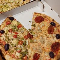 Pizza vegan champignon e pizza vegan três vês at Maná Pizzas in Sao Paulo