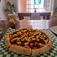 Pizza Hawaiana con Chorizo de Almendras, hecha con masa madre, una delicia, altamente recomendada 10/10, muy buen servicio, Carmen y Cecilio muy buenas personas 😃 at Casa Ceiba  in San Luis Potosi