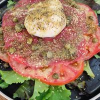 Ensalada de tomate con burrata at Kapivar in Colmenar Viejo
