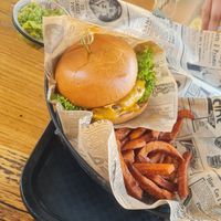 Veganer Cheeseburger mit Süßkartoffelpommes und Guacamole at Route ST 2049 Food Bar in Mainburg
