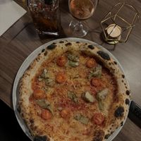 Primavera vegan com alcachofra (pizza de queijo vegan com alcachofra e molho de tomate)   at Farinha in Porto