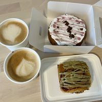 Cappuccino, Kirsch-Stracciatella-Kuchen, Pistazienschnecke  at Deins und Meins  in Neu-ulm
