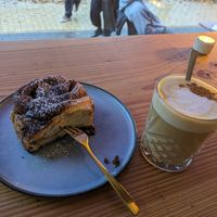 Pumpkin spice Latte und Schokoschnecke at Gerda und das Glück in Rostock