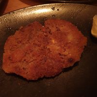 Schnitzel veganos terrible de maiz: grasiento, sin relleno dentro, solo era harina empanada y frita. Totalmente horrible y además caro y pequeño. at HeimWerk - Hackescher Markt in Berlin