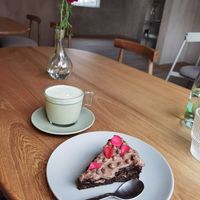 Macha und gluten- und zuckerfreier, leckerer Kuchen at Sereno in Bogota