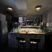 Entspannte Atmosphäre. Etwas eng aber dadurch noch gemütlicher unter Veganis. 🥰  at The Crazy Little Greek in Berlin