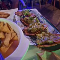 Tostadas de banana verde com guacamole at Lágrima Negra in Praia