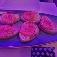 Crispy bread with delicious topping at Lágrima Negra in Praia