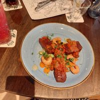 Hoofdgerechten surf and turf (redifine meat en vegan garnalen) at Brasserie Timber's in Vaals