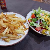 Patatas fritas y ensalada 🥗 at EL CAÑIZO de Carmen in Albacete