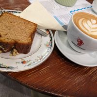 Veganes Bananenbrot und Cappuccino mit Hafermilch at CALVI  in Ulm