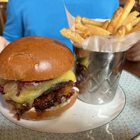 Smash burger e patatine   at Cosy Club  in Oxford