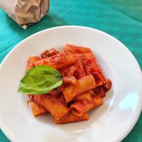 Rigatoni mit veganem Ragu und Gebäck dazu (Sieht nach einer kleinen Portion aus, war aber groß und sehr sättigend!) at Tandem - Piazza del Gesù in Naples