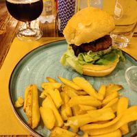Beyond Simcoe, with Beyond Burger and German-style fries at Scaccomalto - Tap Room in Pisa