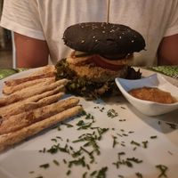O hamburguer vegan com pão que afinal é de tinta de polvo ou choco! at Bowlavista - Good Greens in Boa Vista