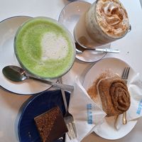 Matcha, pumpkin spice latte, nussecke, cinnamon roll at Metta in Munich