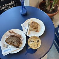 Süßes kleines Café, leckerer Café und kleine Gebäckauswahl   at Metta in Munich