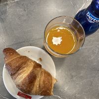 brioche vegana al cioccolato, semplicemente deliziosa! e succo di albicocca senza zuccheri aggiunti  at Pasticceria Caffetteria Moro Origgio in Varese