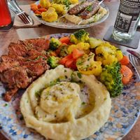 Kebab-Spieße und Beevsteak mit Kartoffelpüree und Gemüse at TWO SIX NINE in Frankfurt