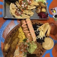 Unten: kolumbianisches Nationalgericht  at Alebrijes in Frankfurt