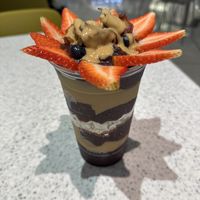 The Oak, topped with strawberries, blueberries, dates, cashews and 2x peanut butter😍  at Oakberry - Mall Of the Emirates in Dubai