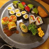 Eine Auswahl aus Tofu, Salat, Rettich, Avocado, Aubergine, Mais und Paprika at Sushi Ichi in Cologne