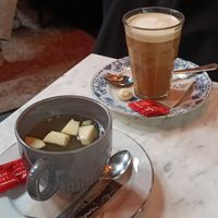 Verse gember/ appelthee en dirty chai met havermelk at Pop Coffee in Herentals