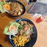 Veganer Mittagstisch, links mit Nudeln, rechts mit Reis at Coco Ramen in Cologne