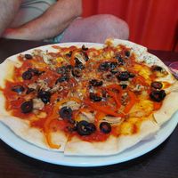 Mushrooms, black olives, red bell pepper and no cheese at all at BisuPizza in Madrid