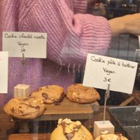 Gâteaux en vitrine, vegan en très grande majorité, avec des options sans gluten. at Helen's Book in Paris